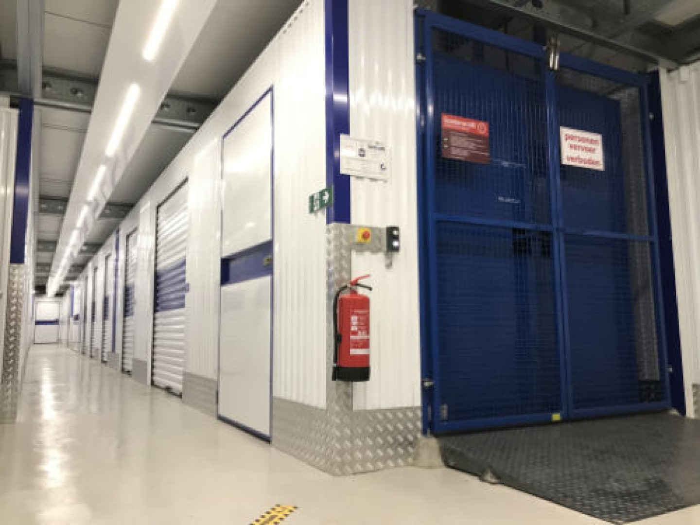 Pampuslaan 139 — Weesp — Self-storage / Mini opslag