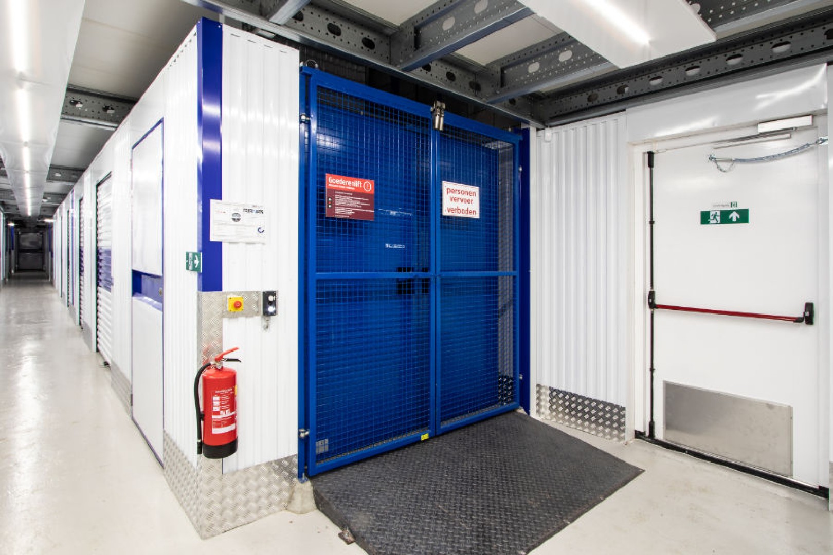 Pampuslaan 139 — Weesp — Self-storage / Mini opslag